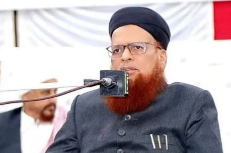 کراچی (نیوز رپورٹر)معروف عالم دین مفتی محمد تقی عثمانی ںے سودی نظام کو ختم کرنے پر زور دیتے ہوئے کہا ہے کہ ہم تاحال اچھی قیادت کے انتظار میں ہیں، ایسی تحریک جو اس غلامی سے آزادی دلائے وہ سیاسی سطح پر کامیاب نہیں ہو رہی۔ پریس کانفرنس کے دوران انہوں نے کہا کہ، عوام کھڑے ہو جائیں تو حکومت گھٹنے ٹیک دے گی تاجر اور عوام فیصلہ کر لیں کہ ہم نے درآمدی مصنوعات استعمال نہیں کرنی، تو درآمدی اشیا آنا بند ہو جائیں گی۔ ان کا کہنا تھا کہ زندگی کے ہرشعبے میں مغرب کوآئیڈیل بنایا گیا، ہم نےانگریزی نظام کی نقل اختیار کرلی، آئی ایم ایف کے غلام ہیں لیکن انگریز جو ریلوے لائن ڈال کرگئے اس کے بعدکوئی لائن نہیں ڈالی گئی، جھیل سیف الملوک کے راستے کو آج تک پکا نہیں کرسکے مسئلہ ملک میں وسائل کی کمی کا نہیں ہے بلکہ قیادت کا ہے، ہم تاحال اچھی قیادت کے منتظر ہیں۔ مفتی تقی عثمانی نے کہا کہ الیکشن پر الیکشن ہو رہے ہیں اور ہر الیکشن میں دھاندلی کے نعرے بلند ہوجاتے ہیں، اس کے بعد پھر انتخابات کا مطالبہ ہوتا ہے موجودہ صورت میں گزارش کرنا چاہتا ہوں کہ ہمارے معاشرے کے مختلف طبقات وہ ملک کی فلاح و بہبود کے لیے اکٹھے ہوں، اور سوچ کر راہ نکالیں کہ ہم کس طرح اس غلامی سے نکل سکتے ہیں مفتی نے کہا کہ حکومت اگر پابندی عائد کرے گی تو بین الاقوامی طاقتیں روک دیں گی، اگر تاجر اور عوام یہ فیصلہ کر لے کہ ہم نے درآمدی مصنوعات استعمال نہیں کرنی۔