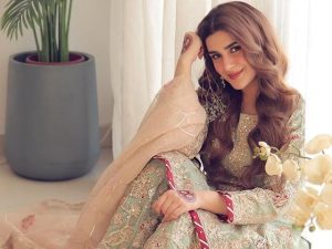 اداکارہ کبریٰ خان کا لاہور سے فرارہونے والی مداح کیلئے خصوصی پیغام