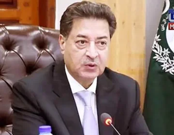 اسلام آباد ۔الیکشن کمیشن کی جانب سے جاری ایک بیان میں کہاگیا ہے کہ الیکشن کمیشن نے 12 جولائی کو سپریم کورٹ کے مخصوص نشستوں کے فیصلے پر قانونی مدت کے اندر 25 جولائی 2024 کو، اپنی سی ایم اے دائر کی تھی۔تقریباً 2 ماہ کے بعد، 14 ستمبر 2024 کو سپریم کورٹ نے سی ایم اے پر حکم جاری کیا،الیکشن کمیشن سپریم کورٹ کے فیصلے پر عملدرآمد کرتے ہوئے کسی قسم کی تاخیر کا ذمہ دار نہیں ہے۔الیکشن کمیشن ایک آئینی ادارہ ہے اور وہ اپنے خلاف کسی بھی قسم کی دھمکی کو قبول نہیں کرے گا،آئینی اداروں کے ساتھ اس طرح کا برتاؤ قطعی طور پر نامناسب ہے۔