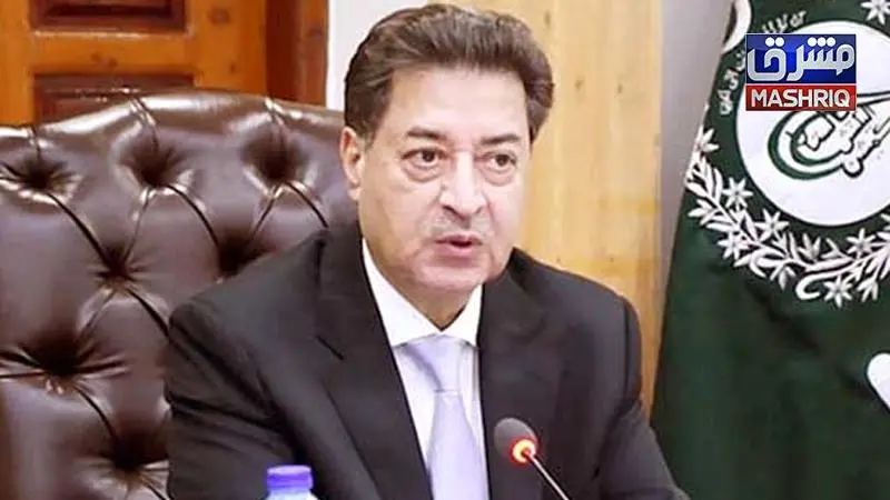 اسلام آباد ۔الیکشن کمیشن کی جانب سے جاری ایک بیان میں کہاگیا ہے کہ الیکشن کمیشن نے 12 جولائی کو سپریم کورٹ کے مخصوص نشستوں کے فیصلے پر قانونی مدت کے اندر 25 جولائی 2024 کو، اپنی سی ایم اے دائر کی تھی۔تقریباً 2 ماہ کے بعد، 14 ستمبر 2024 کو سپریم کورٹ نے سی ایم اے پر حکم جاری کیا،الیکشن کمیشن سپریم کورٹ کے فیصلے پر عملدرآمد کرتے ہوئے کسی قسم کی تاخیر کا ذمہ دار نہیں ہے۔الیکشن کمیشن ایک آئینی ادارہ ہے اور وہ اپنے خلاف کسی بھی قسم کی دھمکی کو قبول نہیں کرے گا،آئینی اداروں کے ساتھ اس طرح کا برتاؤ قطعی طور پر نامناسب ہے۔