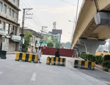 Peshawar Roads Blocked with Containers, BRT Service Suspended Capitalnewspoint.com