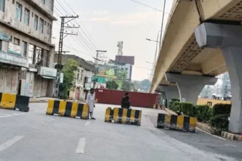 Peshawar Roads Blocked with Containers, BRT Service Suspended Capitalnewspoint.com